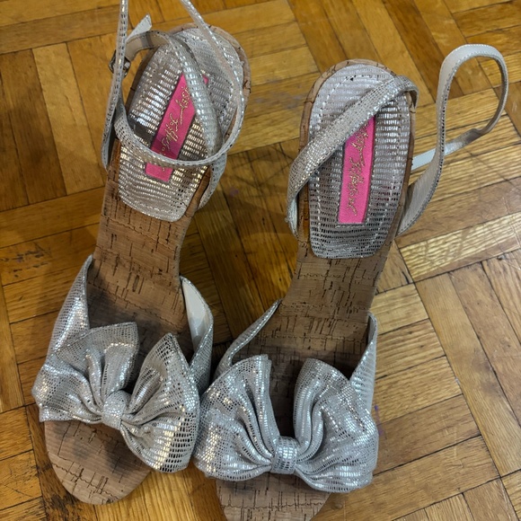 Betsy Johnson silver leather scrappy bow heels with cork heels * - Picture 2 of 8